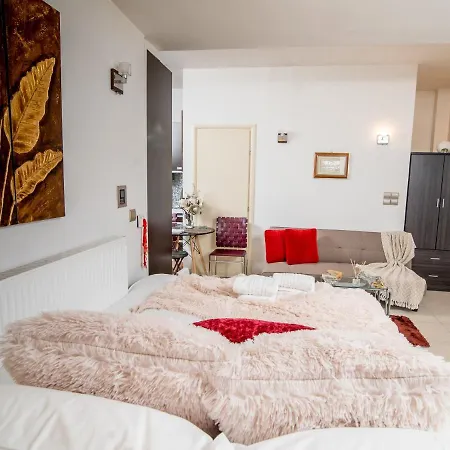 Comfy And Cosy Basement Kalamata